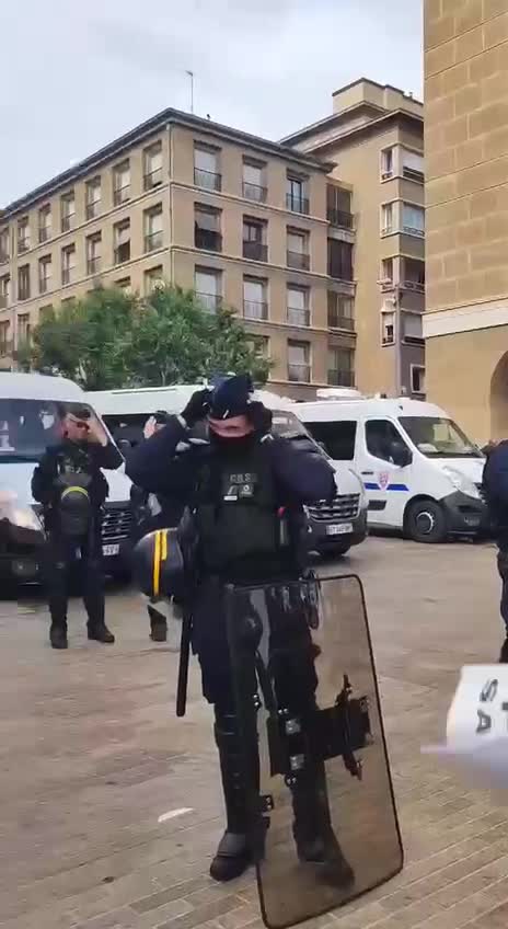 Francia, Marsiglia. Poliziotti si tolgono i caschi!???