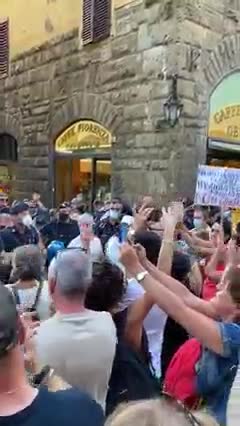 Manifestazione Firenze (24 Luglio 2021). La Polizia si toglie il casco!???