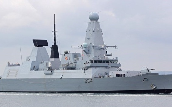 Covid, nave della Marina inglese ferma a Taranto: a bordo militari positivi nonostante la doppia dose