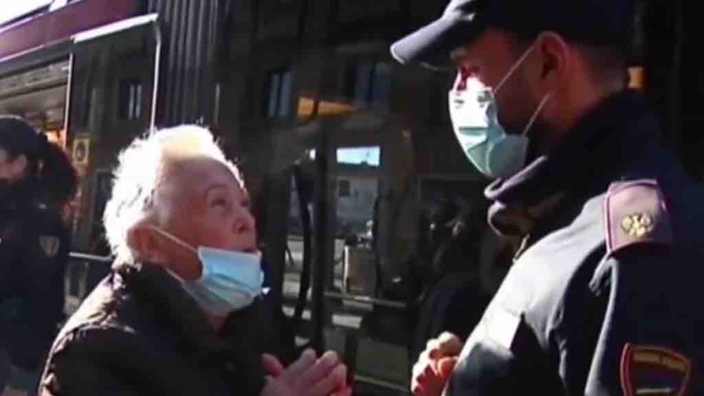 Anziana vaccinata dimentica il Green Pass: cacciata dal bus da diversi poliziotti (VIDEO) – StopCensura