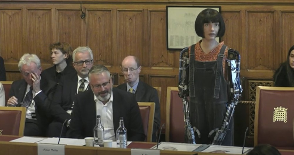 Prendere il potere? Il robot umanoide fa il primo discorso alla Camera dei Lord del Regno Unito. VIDEO | Database Italia