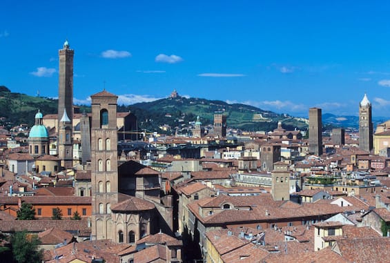 Bologna, pipe per il crack distribuite gratuitamente dal Comune: è polemica | Sky TG24